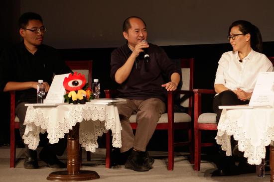 分享会嘉宾，从左至右：新浪图片总监翟红刚、中国摄影杂志主编晋永权、新浪合作摄影师韩萌。