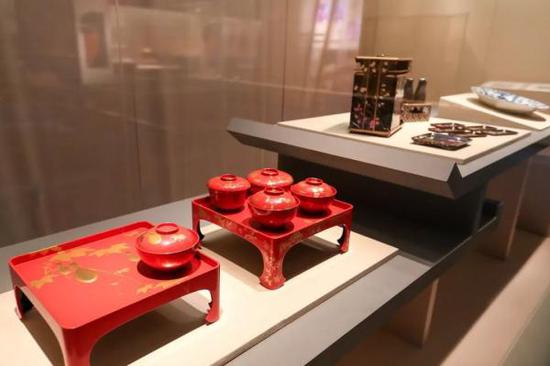展览现场展出《草花折枝果实泥金餐具》（丝瓜图食案两个）1825年 东京都江户东京博物馆藏